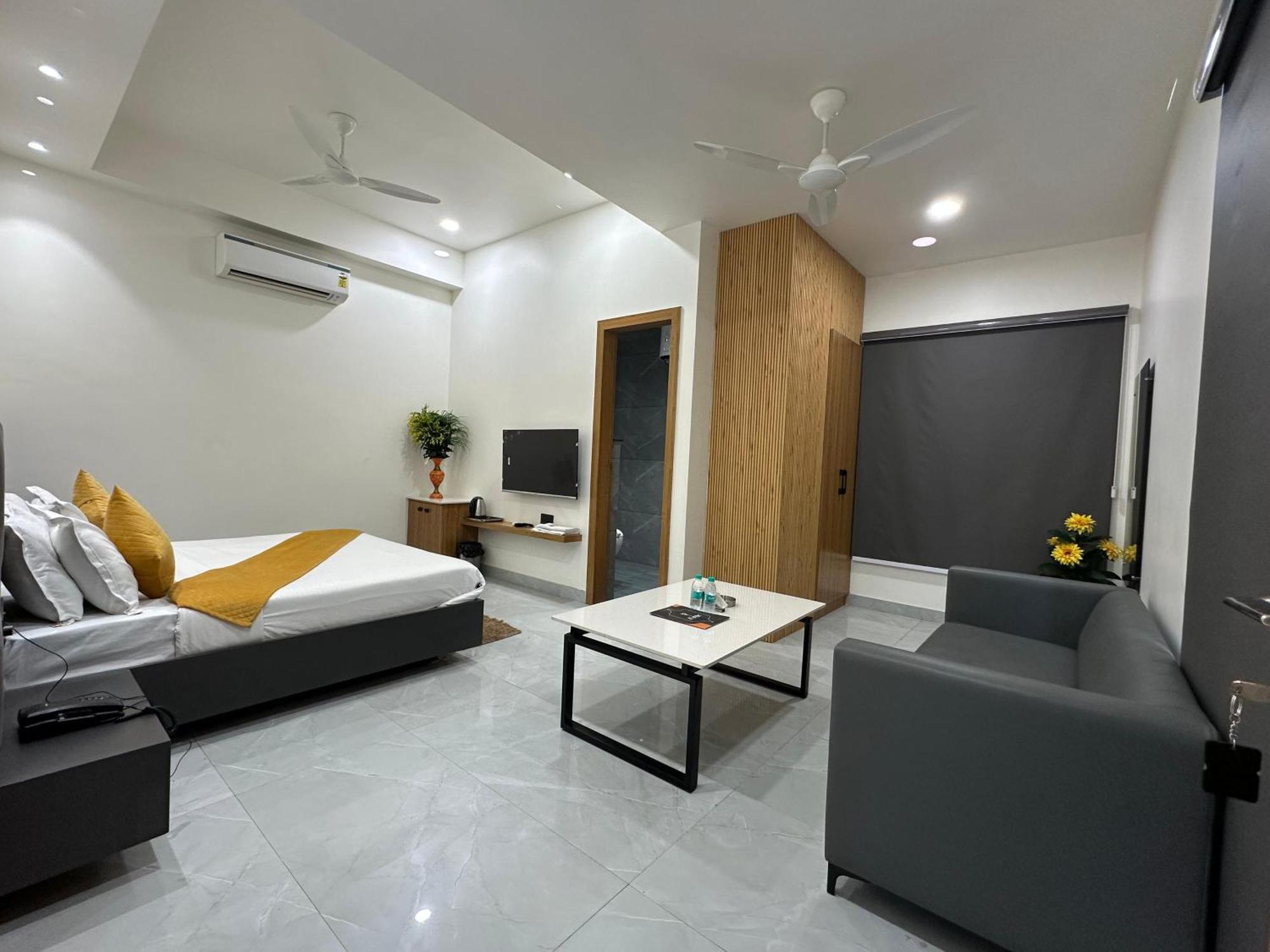 Hotel Sky Way Inn Hisar Ngoại thất bức ảnh