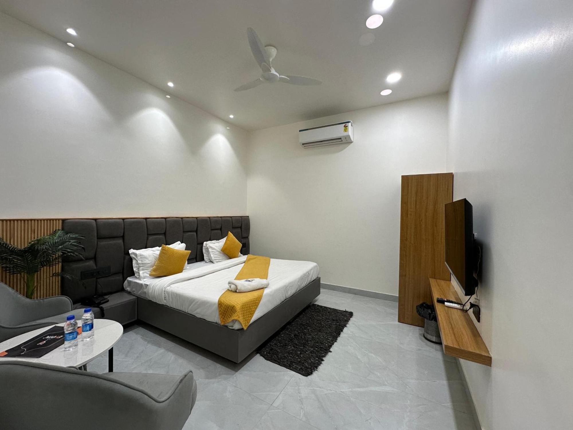Hotel Sky Way Inn Hisar Ngoại thất bức ảnh