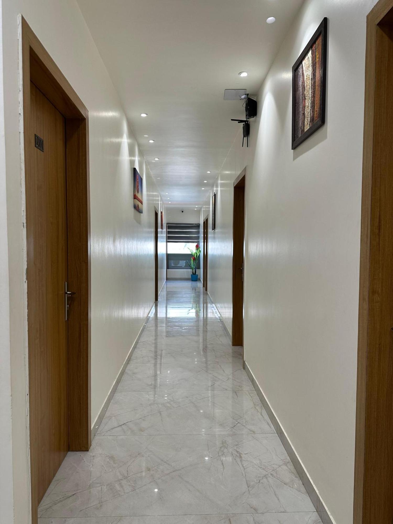 Hotel Sky Way Inn Hisar Ngoại thất bức ảnh