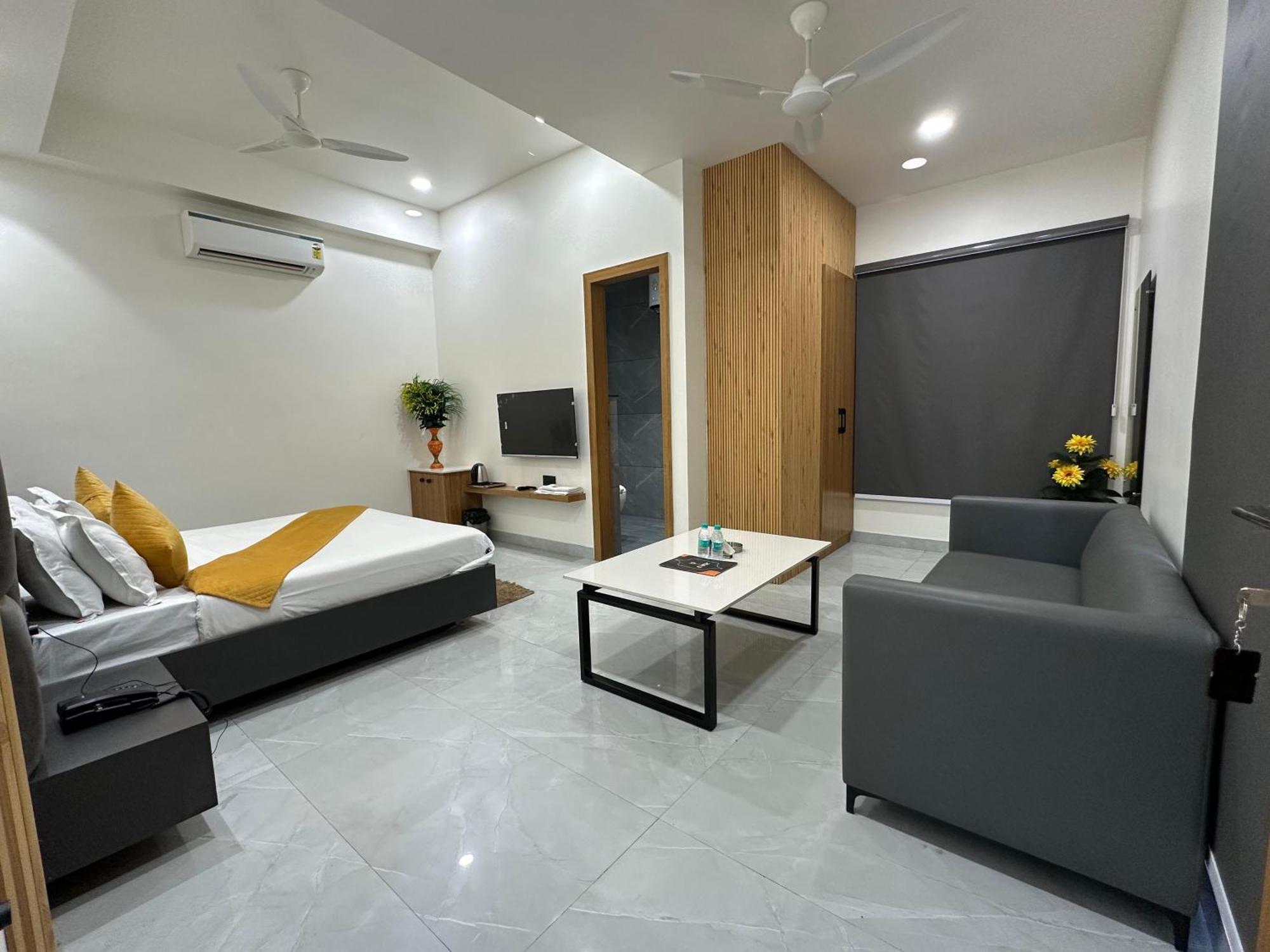 Hotel Sky Way Inn Hisar Ngoại thất bức ảnh
